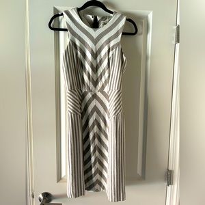 Milly of New York Chevron Gray & White Sleeveless Knee-Length Dress Size 6